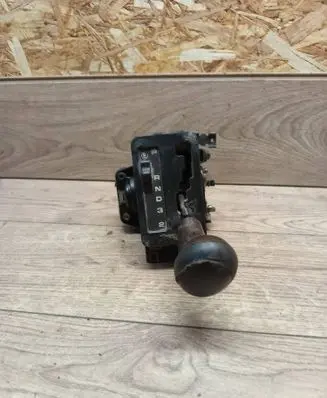Mercedes-Benz E W124 Gear shifter/selector 81012Z