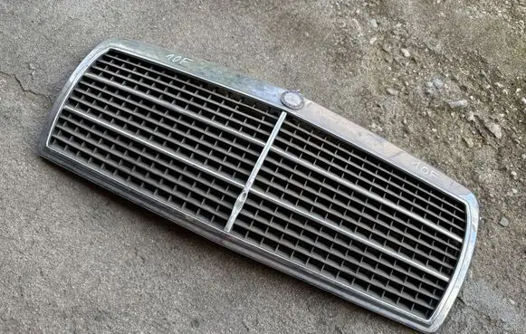 Mercedes-Benz 190 W201 Front bumper upper radiator grill 2018880223