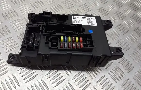 Opel Corsa D High voltage junction box 13142241