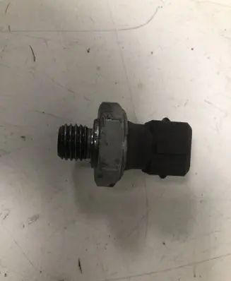 Toyota Avensis T270 Oil pressure sensor 861127301