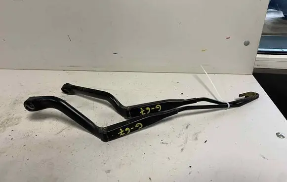 Front wiper blade arm