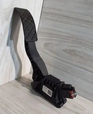 Volkswagen Golf VII Accelerator throttle pedal 5Q1723503F 6PV01062101