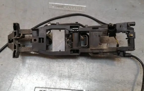 Mercedes-Benz E W211 Front door exterior handle/bracket 2117600134