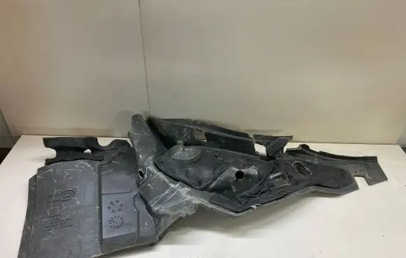 Engine bonnet/hood sound/heat insulation