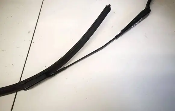 Front wiper blade arm