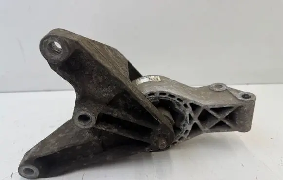 Engine mount bracket