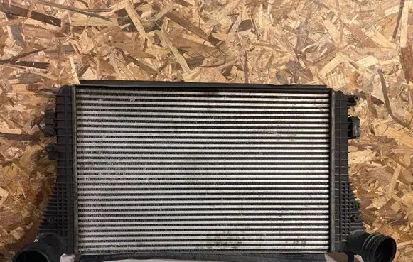 Volkswagen Touran I Intercooler air channel guide 1K0145803L