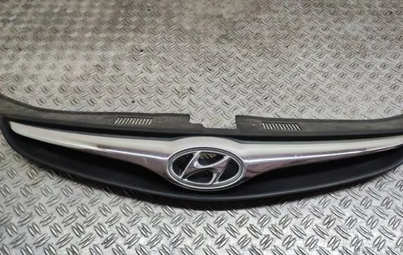 Hyundai i30 Front bumper upper radiator grill 863512R500