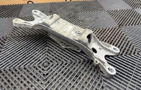 Ford Mustang VI Gearbox mounting bracket FR3C6068AB