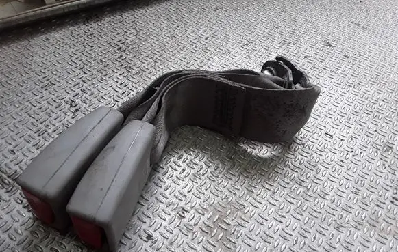 Nissan X-Trail T30 Middle seatbelt buckle (rear) 