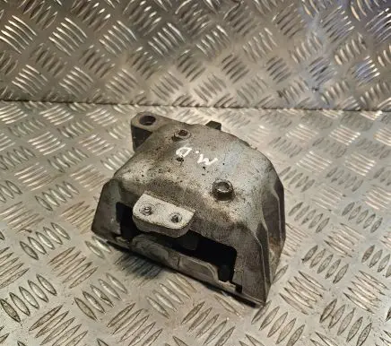 Volkswagen Golf V Engine mount bracket