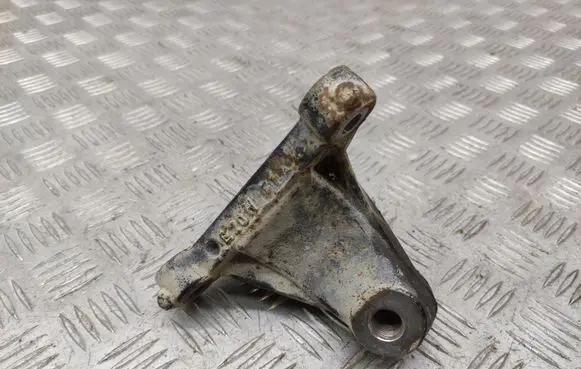 Opel Vivaro Engine mounting bracket 93853922