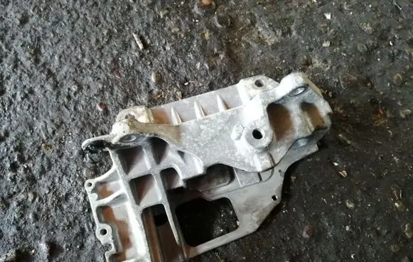 Nissan Juke I F15 Engine mounting bracket