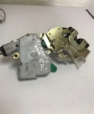 Nissan Terrano Rear door lock 825037F600