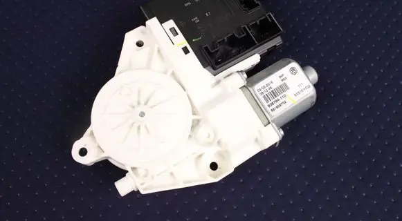 Volkswagen Jetta VI Front door window regulator motor 130822229 3C0959792B