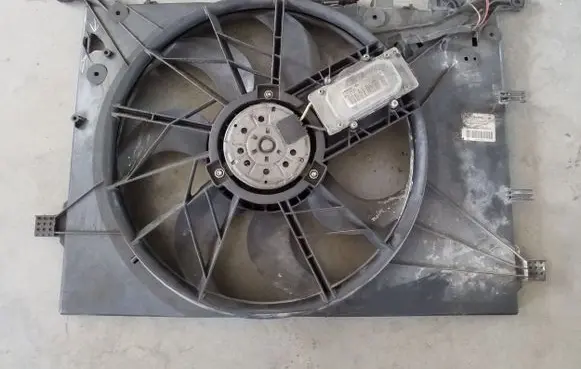 Volvo XC70 Radiator cooling fan shroud 30680547 1137328081 0130303909