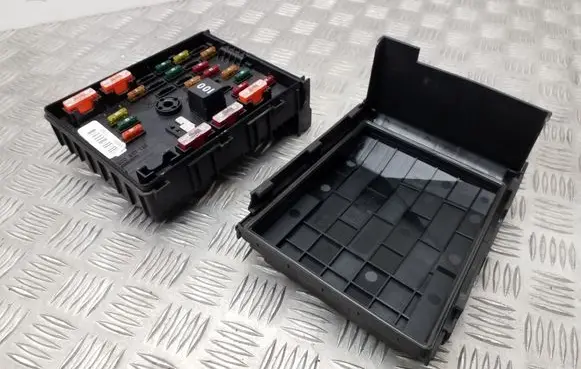 Volkswagen PASSAT B7 Fuse box set 1K0937132F
