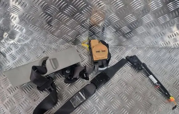 Opel Mokka Front seatbelt 42353692