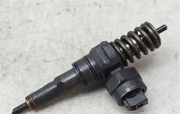 Volkswagen PASSAT B5 Fuel injector 038130073F