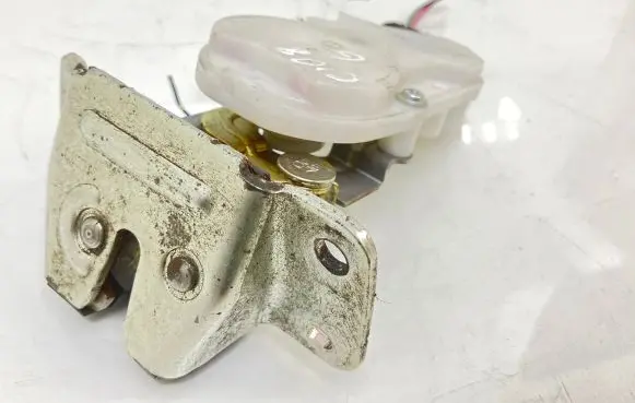 Loading door lock