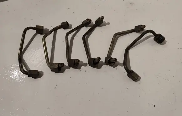 Volkswagen Touareg I Fuel injector supply line/pipe 
