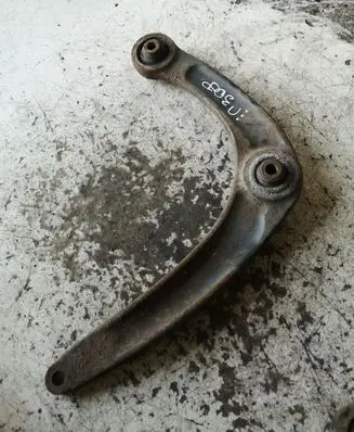 Peugeot 308 Front lower control arm/wishbone 823215