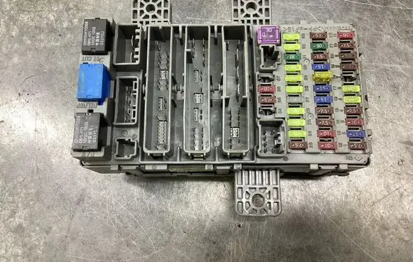 Honda Civic Fuse module 37832LN 2LN0MSAK 061129