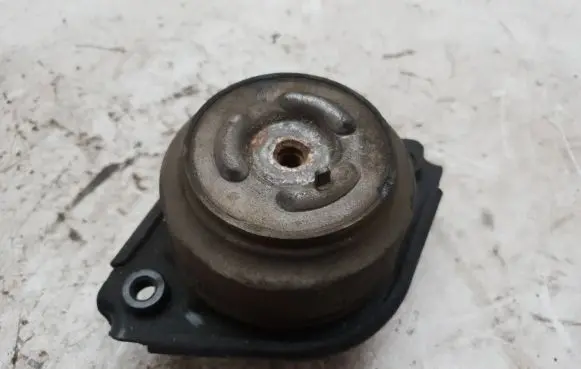 Mercedes-Benz ML W164 Engine mount bracket A2512403117