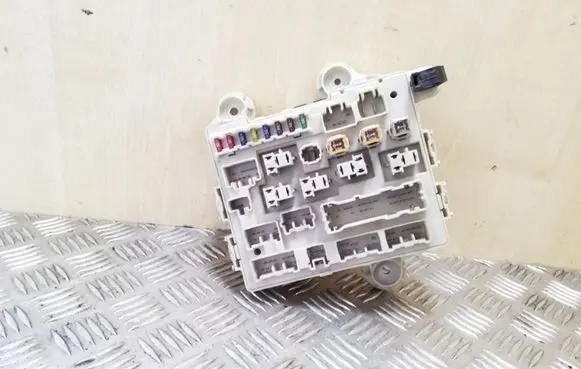 Toyota Previa (XR30, XR40) II Fuse module 8922128040
