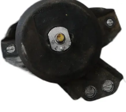 Engine mount vacuum valve