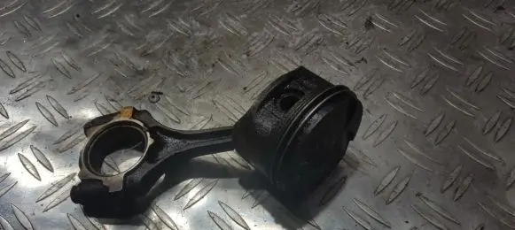 Toyota Yaris Piston with connecting rod