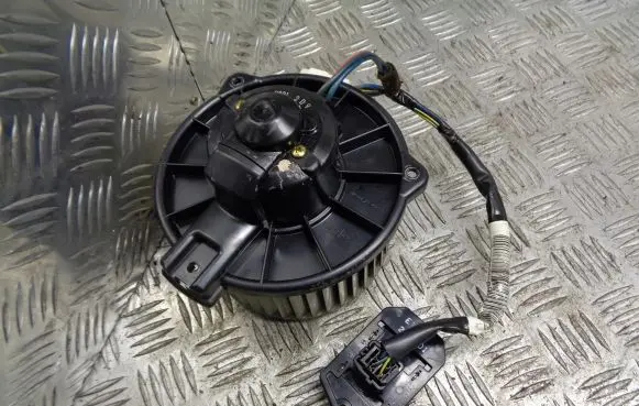 Toyota Yaris Front door blower motor 194000-0821