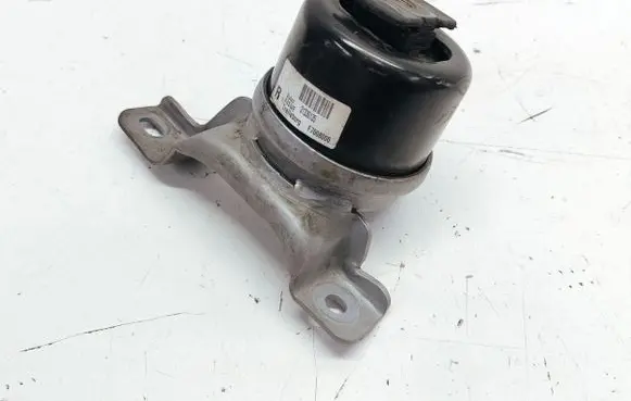 Volvo XC60 Engine mount bracket 31330135
