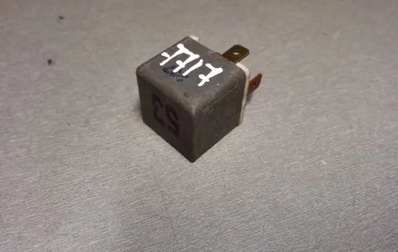Volkswagen PASSAT B3 Other relay 141951253B