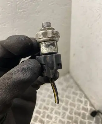 Toyota Carina T190 Air conditioning (A/C) pressure sensor 4434400010