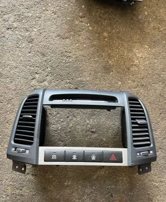 Hyundai Santa Fe Dash center air vent grill 945102B000