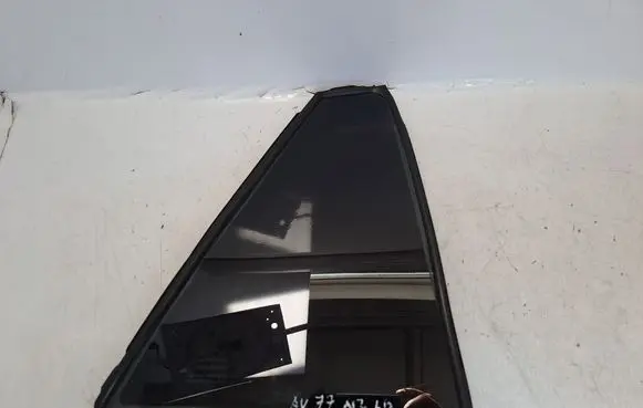 Rear vent window glass