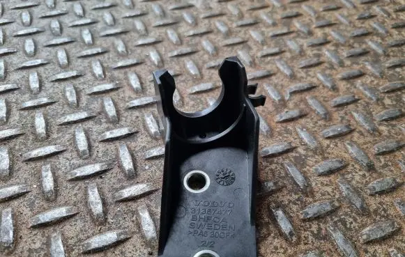 Volvo XC60 Gear shift cable bracket 31367477
