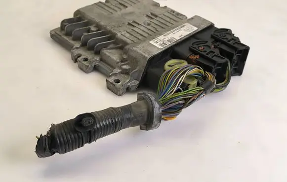 Ford C-MAX II Engine control unit/module AV6112A650YC S180133002C SID807EV0