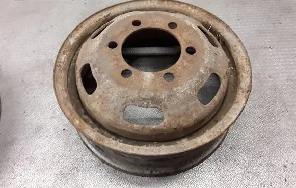 Iveco Daily 35.8 - 9 R16 steel rim