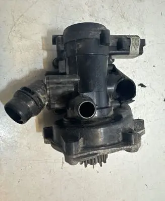 Volkswagen Golf VII Water pump 06L121111J