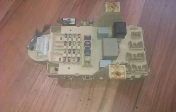 Toyota Yaris Fuse box set 827300d020