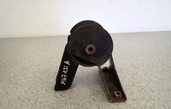 Suzuki Swift II Engine mount vacuum valve 