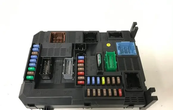 Peugeot 208 Fuse module 9807532080