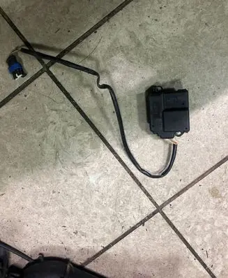 Opel Vivaro Air flap motor/actuator 16107220006