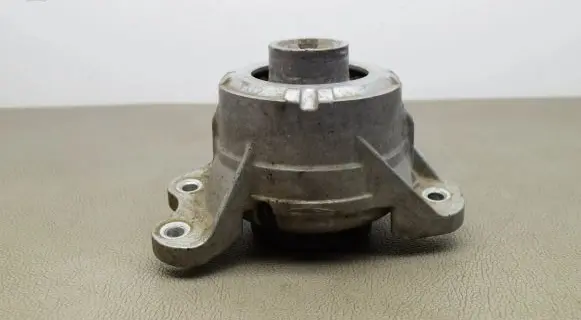 Mercedes-Benz C W205 Engine mount bracket A2052407800