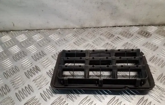 Quarter panel pressure vent