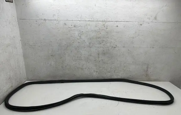 Porsche Macan (95B) Rubber seal front door (on door) 