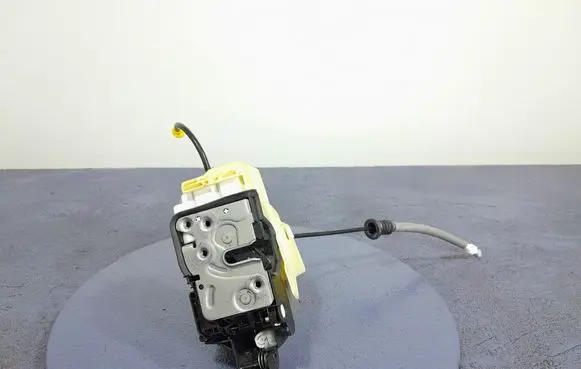 Volvo XC60 Rear door lock 32131410