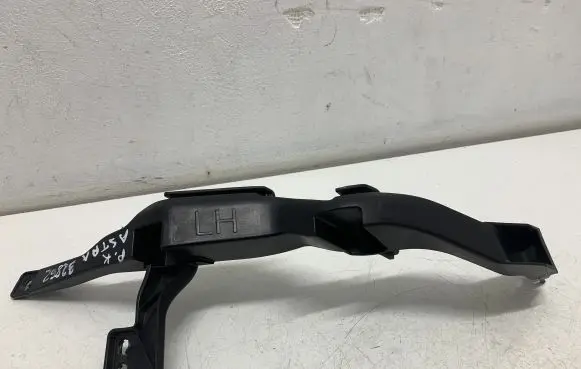 Headlight/headlamp mounting bracket